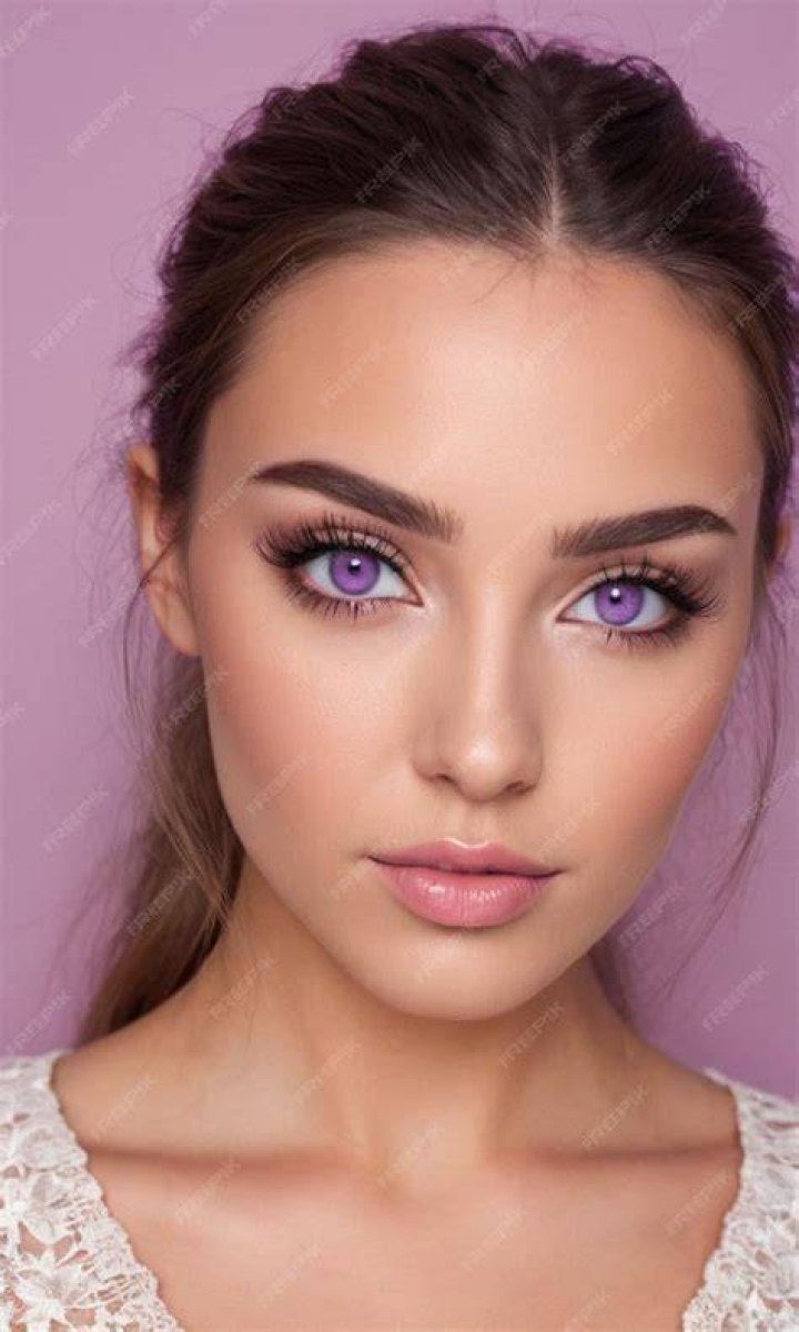 ojeras a woman with purple eyes