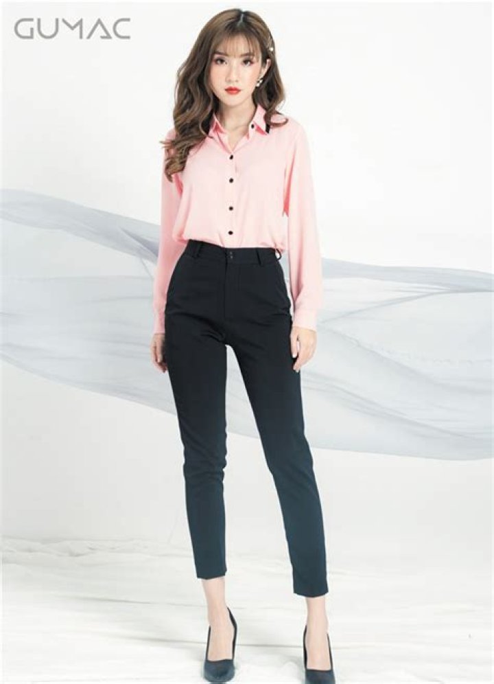 Clothing, Leg, Trousers, Outerwear, Collar, Dress, Formal wear, Style, Coat, Fashion model, 