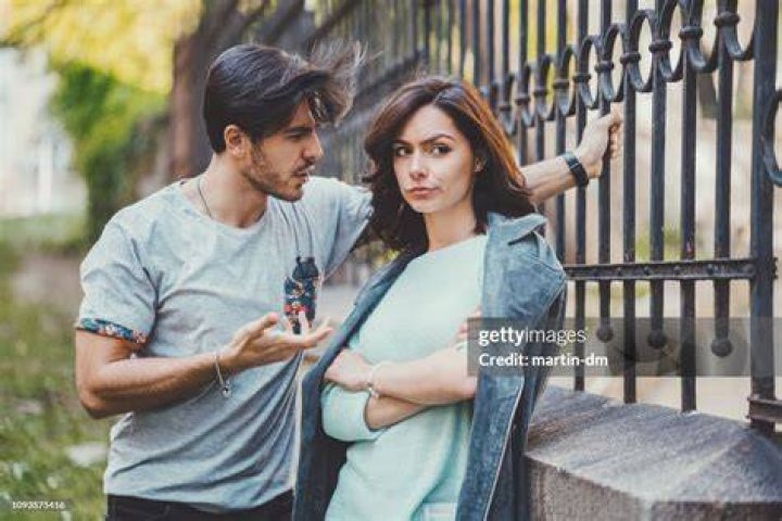 Coppia delusa che discute couple discussing their relationship