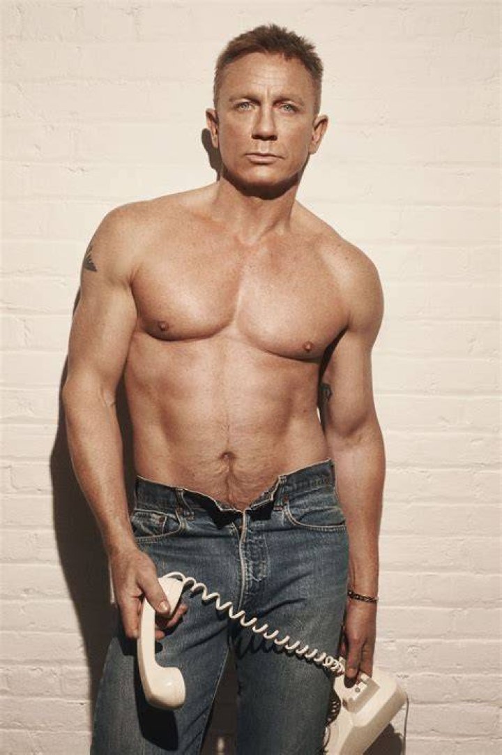 Daniel Craig posing