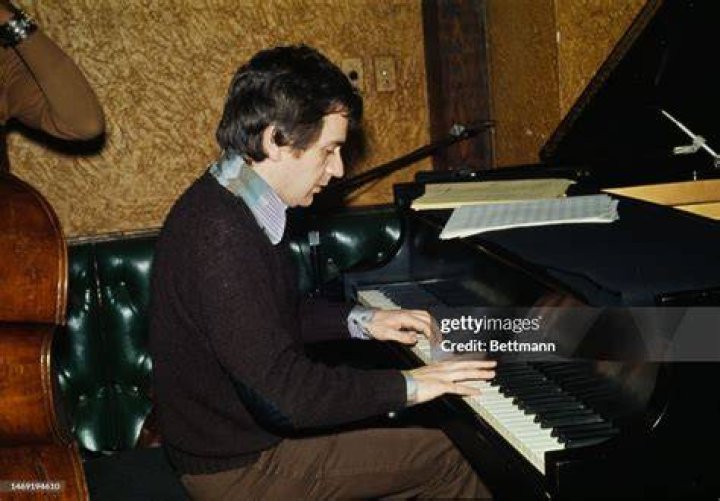 Does Dudley Moore really play the piano?
