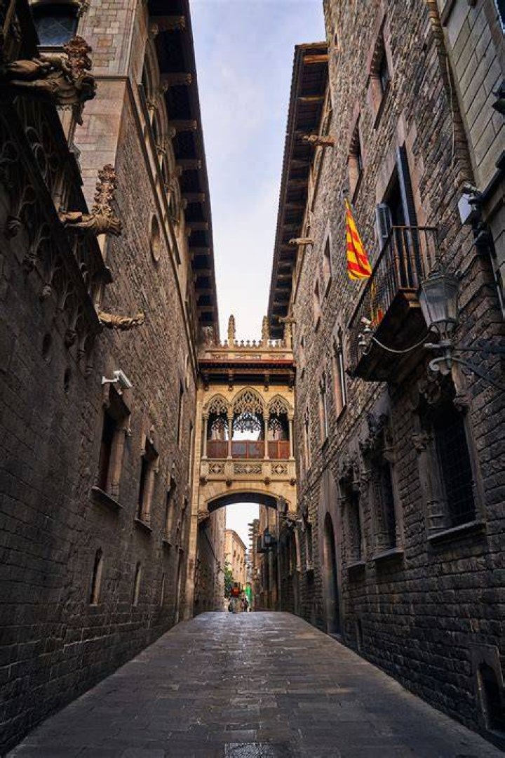 el pont del bisbe en barcelona montando en bici