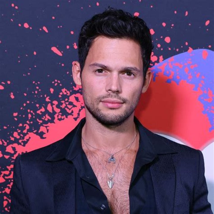 Emmanuel Palomares clarifies whether or not he has a juj&uacute; with Erika