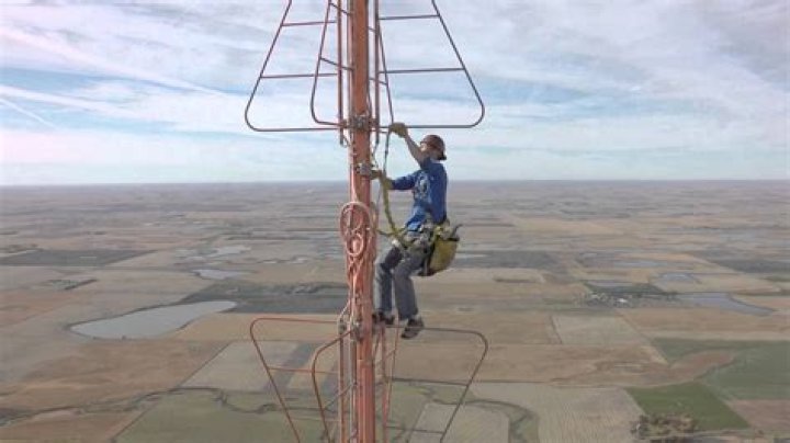 How much do tall tower climbers make?
