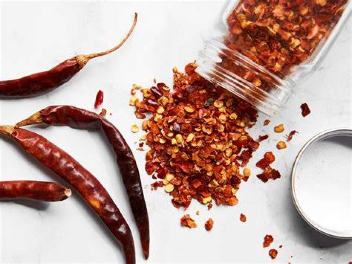 How To Sub Red Pepper Flakes For Sriracha? (Best solution)