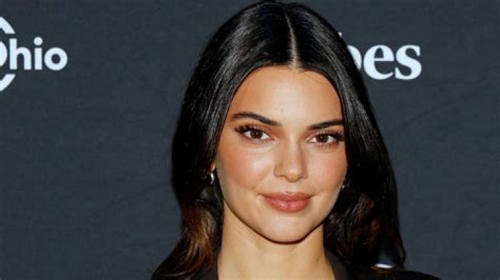 Kendall Jenner posts a nude photo, sparking debate about Instagram&rsquo;s