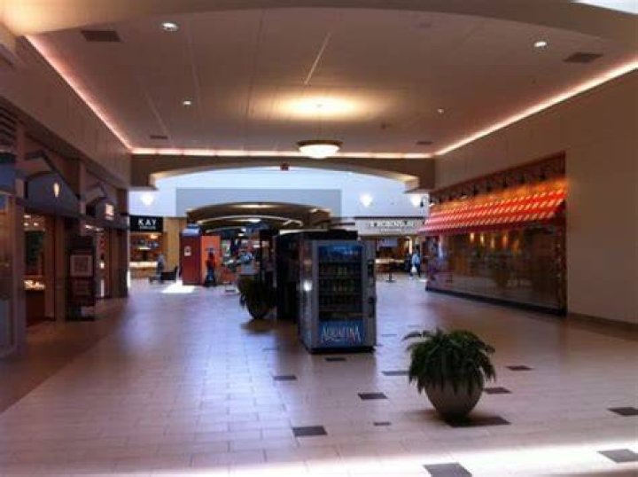 Kennedy Mall Dubuque IA Hours