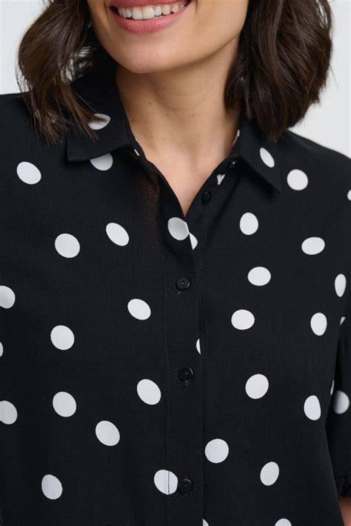<p>Try a monochrome polka dot design by starting with a matte base. Once dry paint the dots with a glossy polish in the same color.</p><p>Design by <a href=" target="_blank">@aliciatnails</a></p>