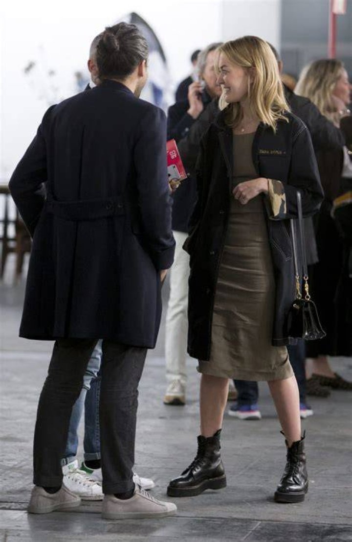 marta ortega con botas de zara en la semana de la moda de paris