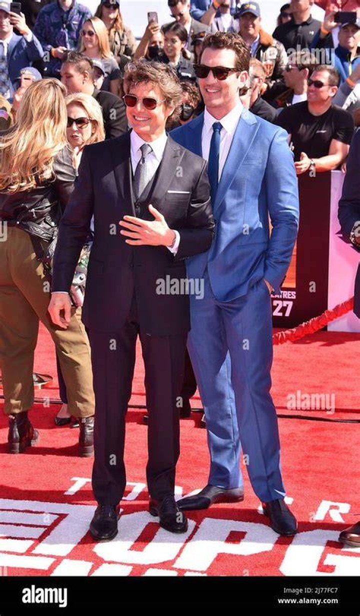 Miles Teller and Tom Cruise attend the photocall for Top Gun: Maverick at the 75th annual Cannes film festival