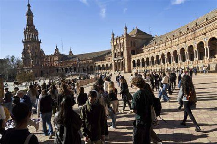 plaza de espa&ntilde;a sevilla gente montando en bici