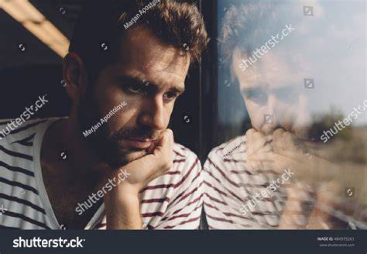 Ragazzo triste alla finesta sad young man looking through window