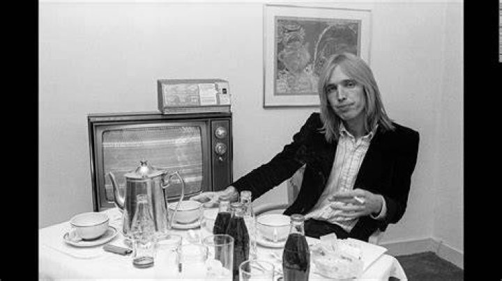 Tom Petty sits on the couch with his daughters and his first wife, Jane Benyo.