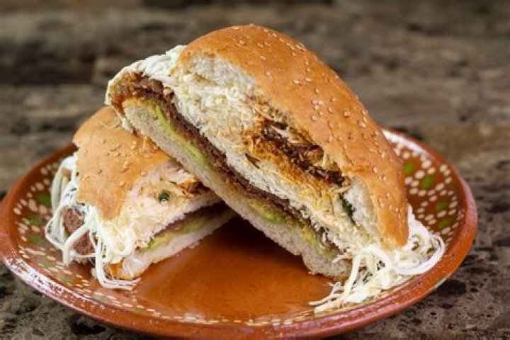 What is on a cemita?