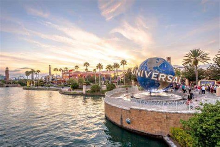 What payments are accepted at Universal Studios Orlando?