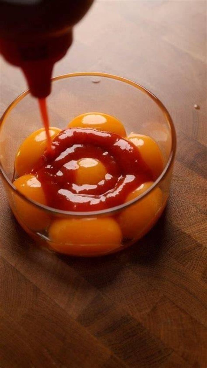Why Blend Egg Yolks With Hot Water Before Adding It To Sauce? (Solution)